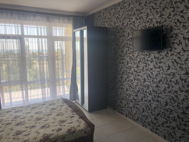 Люкс №45 (3 ком.) трехкомнатный, база отдыха «Гостиный двор», Кирилловка. Фото 5