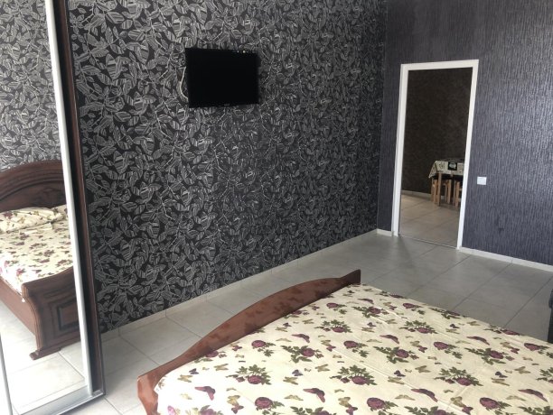 Люкс №45 (3 ком.) трехкомнатный, база отдыха «Гостиный двор», Кирилловка. Фото 6