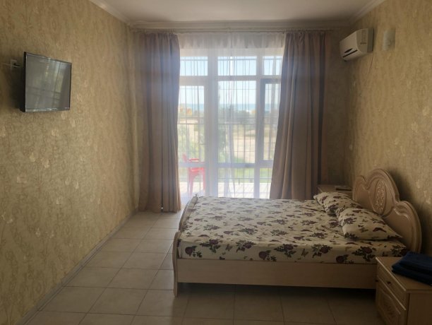 Люкс №45 (3 ком.) трехкомнатный, база отдыха «Гостиный двор», Кирилловка. Фото 7