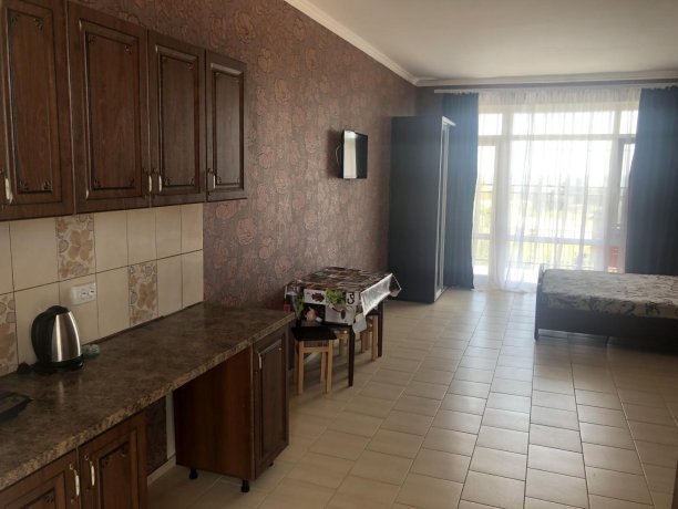 Семейный-люкс №46 однокомнатный, база отдыха «Гостиный двор», Кирилловка. Фото 1