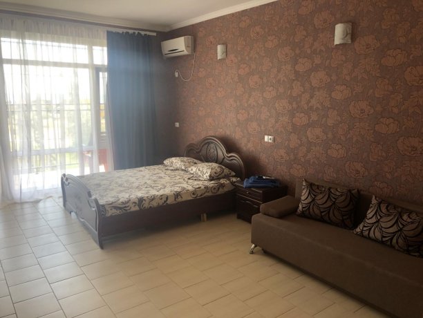 Семейный-люкс №46 однокомнатный, база отдыха «Гостиный двор», Кирилловка. Фото 2