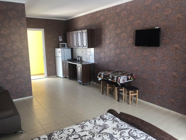 Семейный-люкс №46 однокомнатный, база отдыха «Гостиный двор», Кирилловка. Фото 3