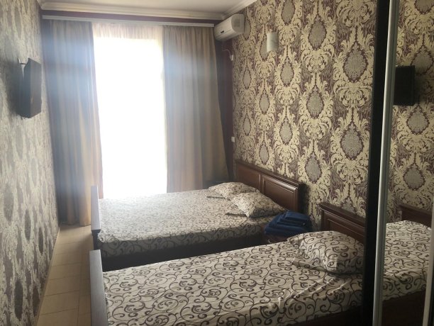 Люкс №47 (3 ком.) трехкомнатный, база отдыха «Гостиный двор», Кирилловка. Фото 3