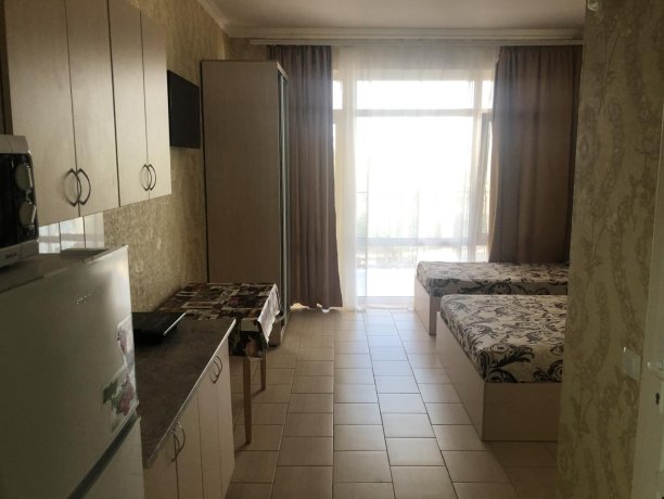 Люкс №48 однокомнатный, база отдыха «Гостиный двор», Кирилловка. Фото 1