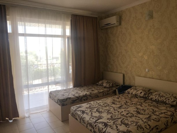 Люкс №48 однокомнатный, база отдыха «Гостиный двор», Кирилловка. Фото 2