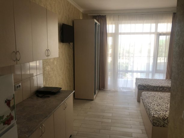 Люкс №50 однокомнатный, база отдыха «Гостиный двор», Кирилловка. Фото 1