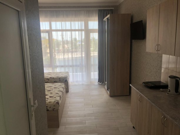 Люкс №51 однокомнатный, база отдыха «Гостиный двор», Кирилловка. Фото 1