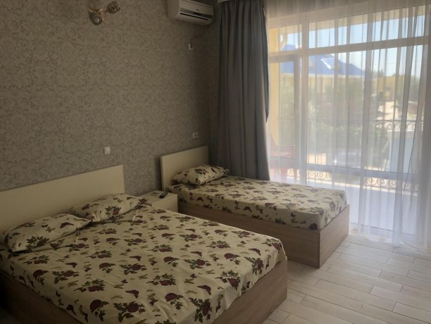 Люкс №51 однокомнатный, база отдыха «Гостиный двор», Кирилловка. Фото 2