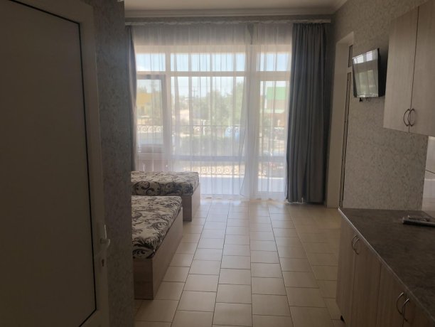 Люкс №53 (2 ком.) двухкомнатный, база отдыха «Гостиный двор», Кирилловка. Фото 1