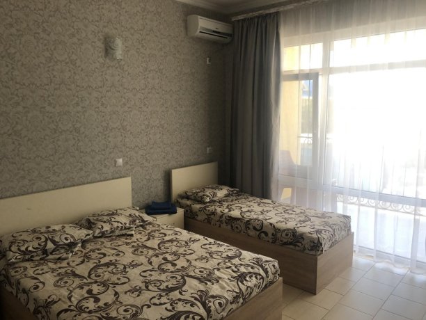 Люкс №53 (2 ком.) двухкомнатный, база отдыха «Гостиный двор», Кирилловка. Фото 2