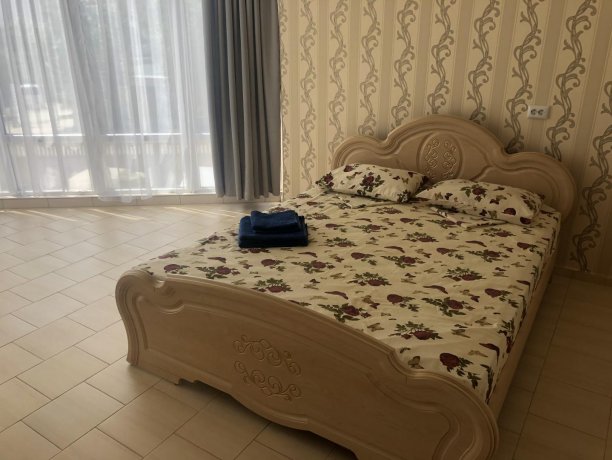 Люкс №54 (2 ком.) двухкомнатный, база отдыха «Гостиный двор», Кирилловка. Фото 1