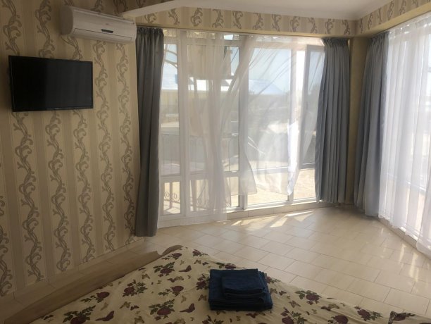 Люкс №54 (2 ком.) двухкомнатный, база отдыха «Гостиный двор», Кирилловка. Фото 2