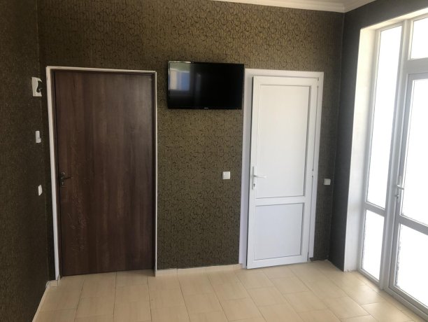 Люкс №56 (2 ком.) двухкомнатный, база отдыха «Гостиный двор», Кирилловка. Фото 2