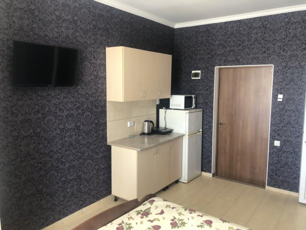 Люкс №57 однокомнатный, база отдыха «Гостиный двор», Кирилловка. Фото 2