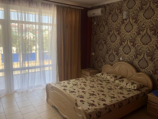 Люкс №58 однокомнатный, база отдыха «Гостиный двор», Кирилловка. Фото 2