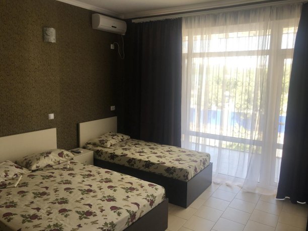 Люкс №61 однокомнатный, база отдыха «Гостиный двор», Кирилловка. Фото 1