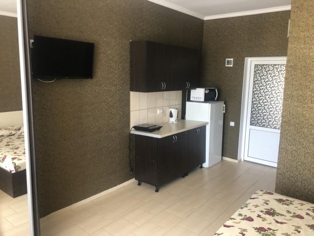 Люкс №61 однокомнатный, база отдыха «Гостиный двор», Кирилловка. Фото 2