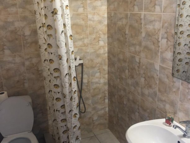 Люкс №61 однокомнатный, база отдыха «Гостиный двор», Кирилловка. Фото 4