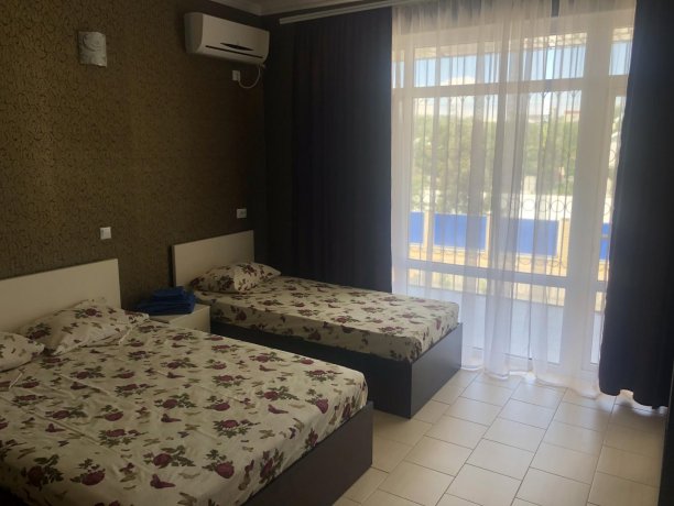 Люкс №63 однокомнатный, база отдыха «Гостиный двор», Кирилловка. Фото 1