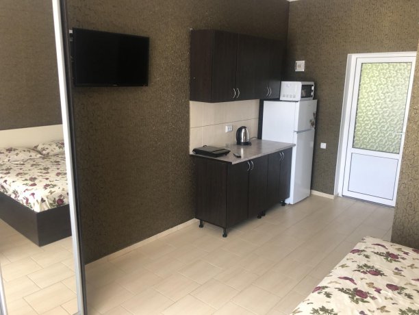 Люкс №63 однокомнатный, база отдыха «Гостиный двор», Кирилловка. Фото 2