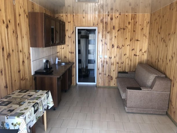 Люкс №65 (3 ком.) трехкомнатный, база отдыха «Гостиный двор», Кирилловка. Фото 1