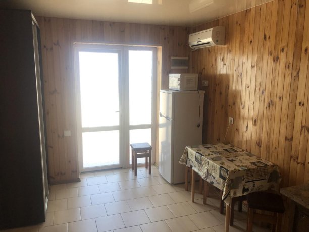 Люкс №65 (3 ком.) трехкомнатный, база отдыха «Гостиный двор», Кирилловка. Фото 2