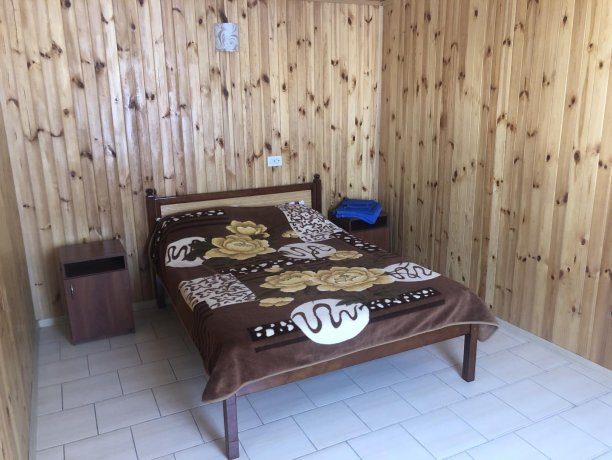 Люкс №65 (3 ком.) трехкомнатный, база отдыха «Гостиный двор», Кирилловка. Фото 3