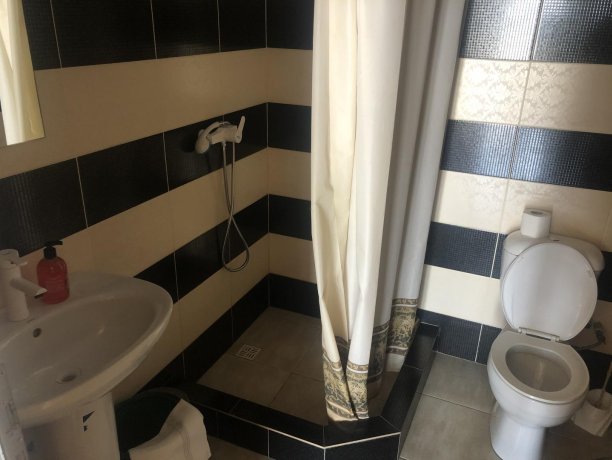 Люкс №65 (3 ком.) трехкомнатный, база отдыха «Гостиный двор», Кирилловка. Фото 4