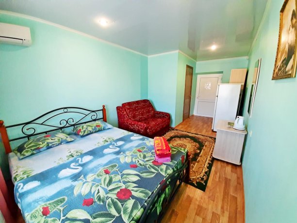 Люкс №5 однокомнатный, база отдыха «Алекси», Кирилловка. Фото 1