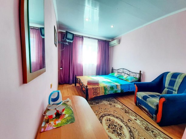 Люкс №9 однокомнатный, база отдыха «Алекси», Кирилловка. Фото 1