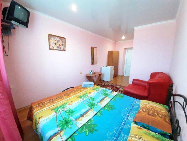 Люкс №10 однокомнатный, база отдыха «Алекси», Кирилловка. Фото 1