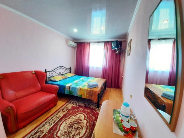 Люкс №10 однокомнатный, база отдыха «Алекси», Кирилловка. Фото 2