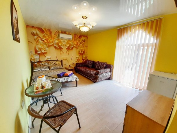 Люкс Премиум №15 однокомнатный, база отдыха «Алекси», Кирилловка. Фото 1