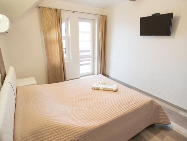 Люкс №4 двухкомнатный, коттедж «Танитедж», Кирилловка. Фото 3