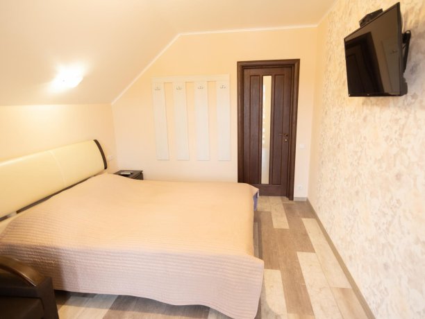 Люкс №4 двухкомнатный, коттедж «Танитедж», Кирилловка. Фото 6