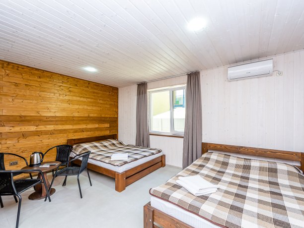 Люкс №6 4-х местный однокомнатный, база отдыха «Белая акула», Кирилловка. Фото 1