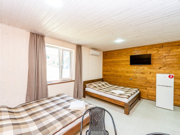 Люкс №6 4-х местный однокомнатный, база отдыха «Белая акула», Кирилловка. Фото 3