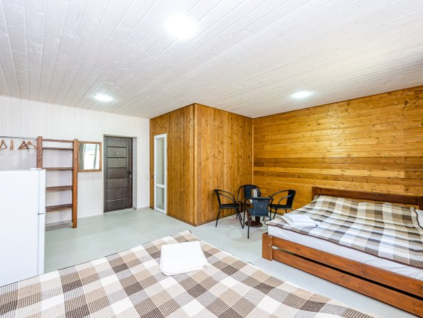 Люкс №8 4-х местный однокомнатный, база отдыха «Белая акула», Кирилловка. Фото 2