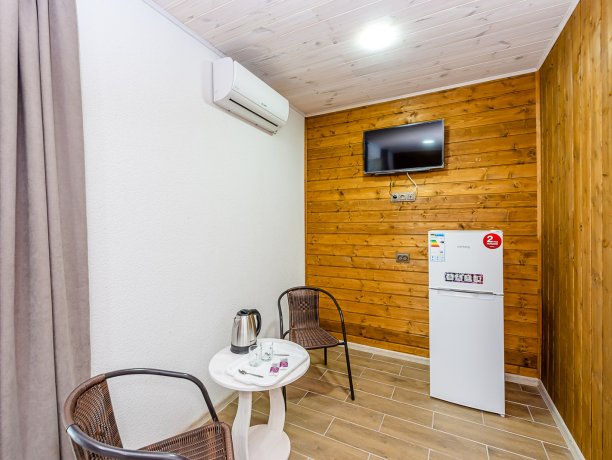 Люкс №15 2-х местный однокомнатный, база отдыха «Белая акула», Кирилловка. Фото 3