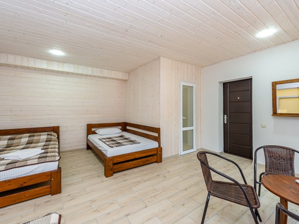 Люкс №22 3-х местный однокомнатный, база отдыха «Белая акула», Кирилловка. Фото 1