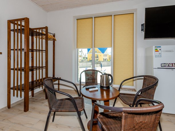 Люкс №22 3-х местный однокомнатный, база отдыха «Белая акула», Кирилловка. Фото 3