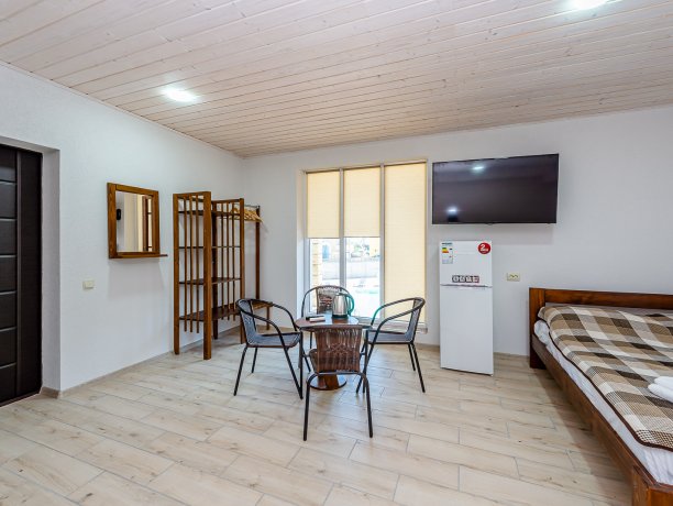 Люкс №23 3-х местный однокомнатный, база отдыха «Белая акула», Кирилловка. Фото 2