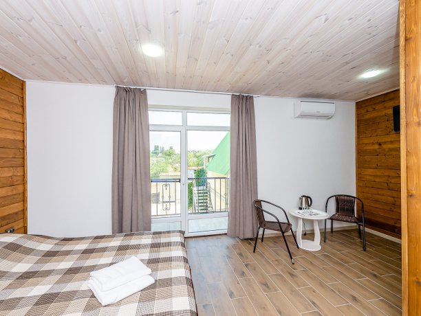 Люкс №20 2-х местный однокомнатный, база отдыха «Белая акула», Кирилловка. Фото 2