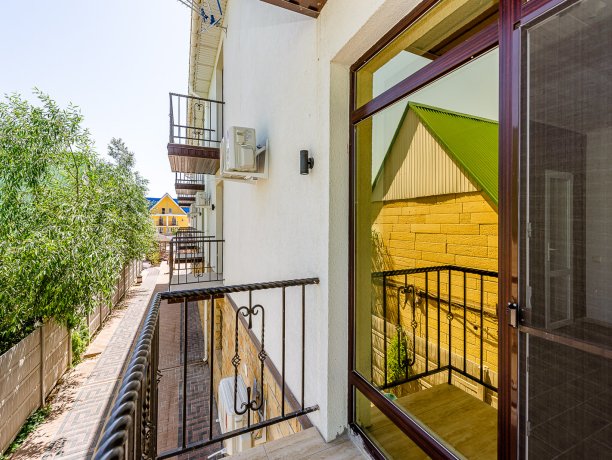 Люкс №28 2-х местный однокомнатный, база отдыха «Белая акула», Кирилловка. Фото 6