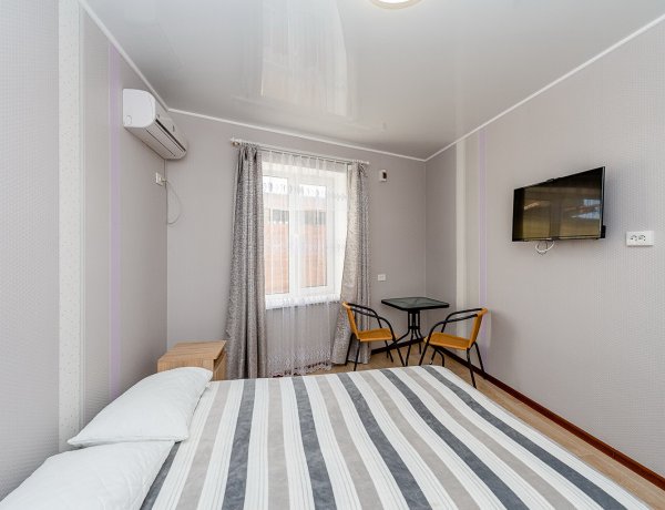 Люкс №5 однокомнатный, база отдыха «Салтов», Кирилловка. Фото 2