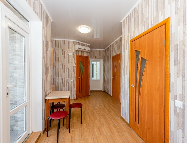 Люкс №6 двухкомнатный, база отдыха «Салтов», Кирилловка. Фото 1