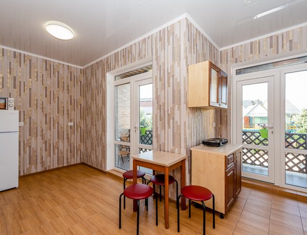 Люкс №6 двухкомнатный, база отдыха «Салтов», Кирилловка. Фото 2