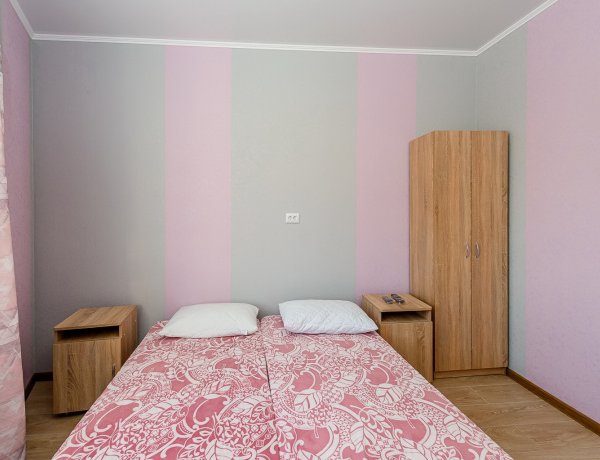 Люкс №7 двухкомнатный, база отдыха «Салтов», Кирилловка. Фото 4