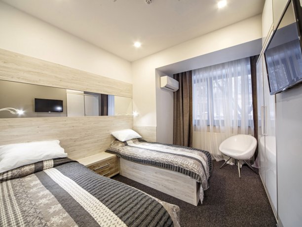 Стандарт улучшенный с отдельними кроватями однокомнатный, гостиница «Lviv hotel "Sacvoyage"», Львов. Фото 1