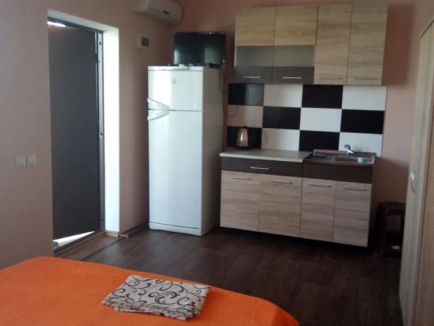 Люкс №2 (3 корп) однокомнатный, база отдыха «Золотое Руно», Кирилловка. Фото 1